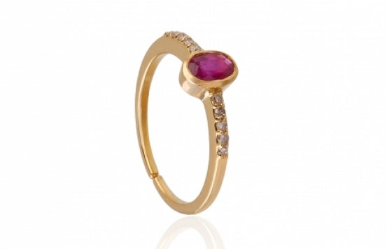 Zlatni prsten sa rubinom i diamantima